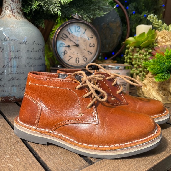 Steve Madden Brown Leather Ankle Boots with Minimalist Design - Picture 4 of 7